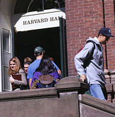 Universit� d� Harvard : l�universit� d�Harvard change sa politique d'aide aux �tudiants des classes moyennes sup�rieures