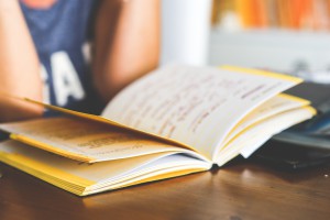 élève qui se décourage devant son manuel scolaire